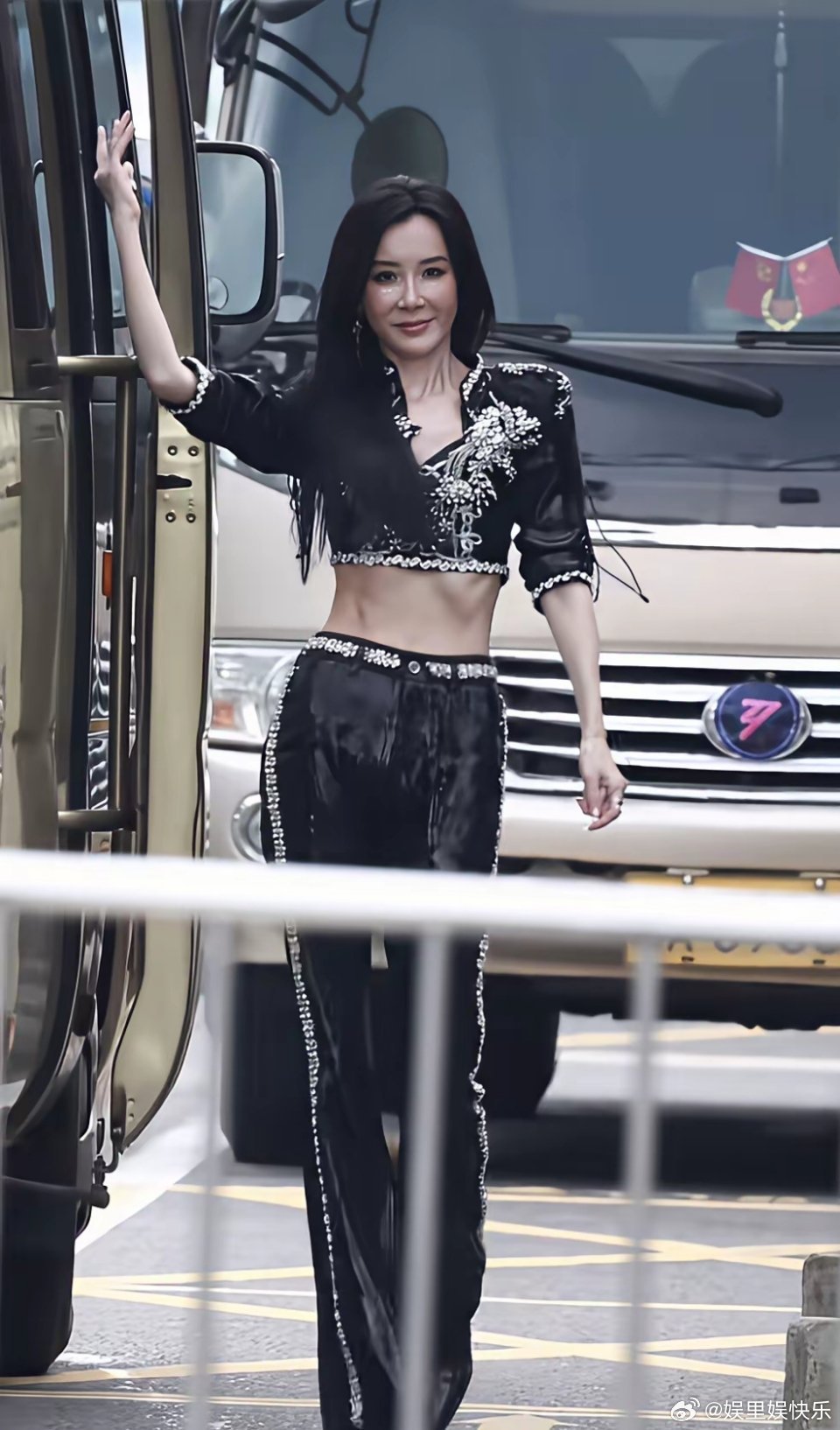 女演员的瘦，是常人难以想象的。奔六的萧蔷，奔五的温峥嵘。萧蔷肋条骨清晰可见，这就