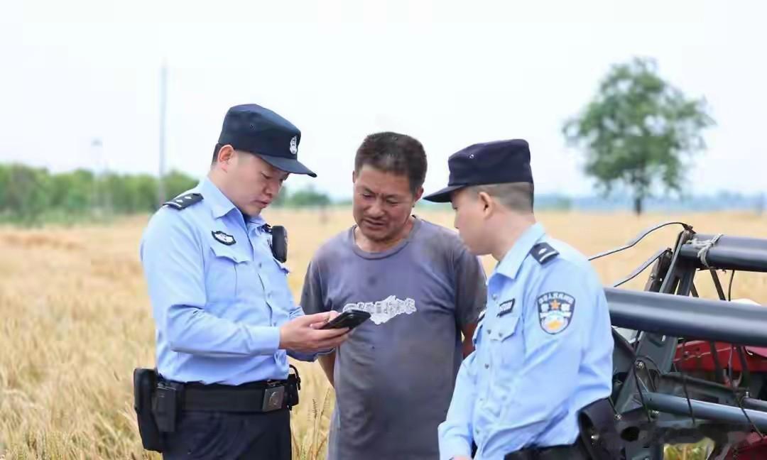 河南农机夫妻“割四赔五”后续：400元工钱补齐，500元赔偿为何拒收？麦收