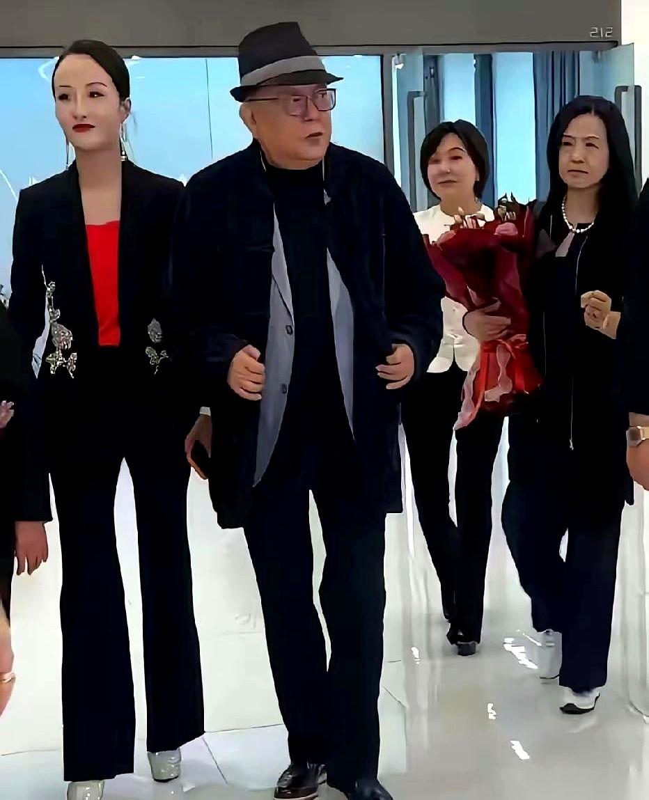79岁的王刚带着小他20岁的妻子郑艳东再次露面了。在这个年纪，20岁的岁数差通
