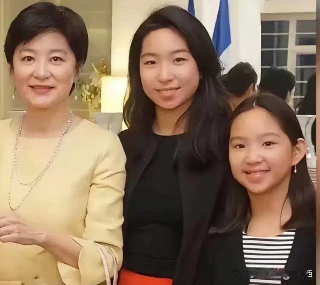 林青霞不愧是50年难得一遇的大美女，老了依旧是美人一个，只可惜白白浪费了她的这个