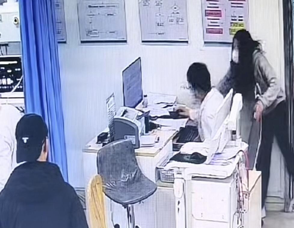 打医生耳光的时候有多嚣张，被抓的时候就有多狼狈！在12月21日在四川西昌一家医