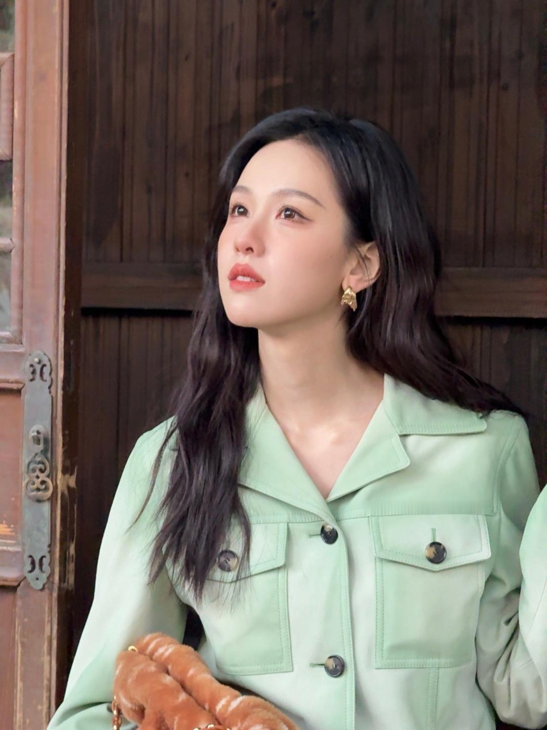 陈都灵“不知道，的look很曼妙”