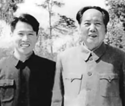 1976年9月9日，一男子在得知毛主席去世后，拿着剪刀就直冲毛主席的房间，来到毛