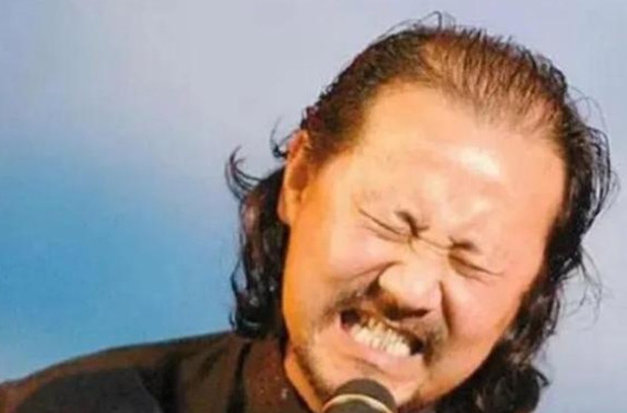 2000年，腾格尔在蒙古开的那些酒楼全关门倒闭了，老婆也跟他离婚了。有个价值85