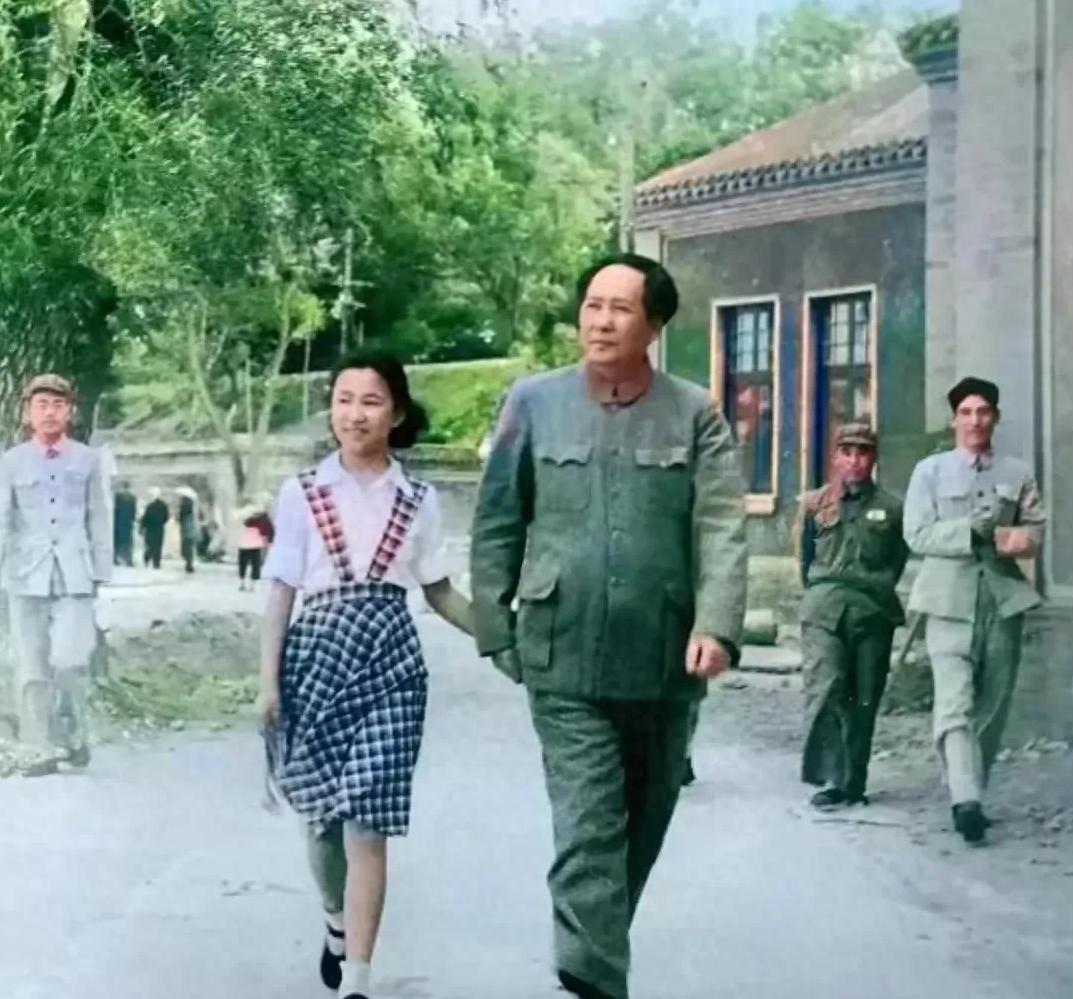 1993年刘晓庆采访李讷时，谈到学习成绩李讷称家中父母一慈一严，这样的环境对她影