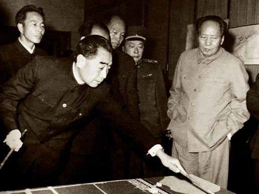 1959年，人民大会堂迅速竣工，耗时不到一年，毛主席来参观时，突然指着天花板笑着