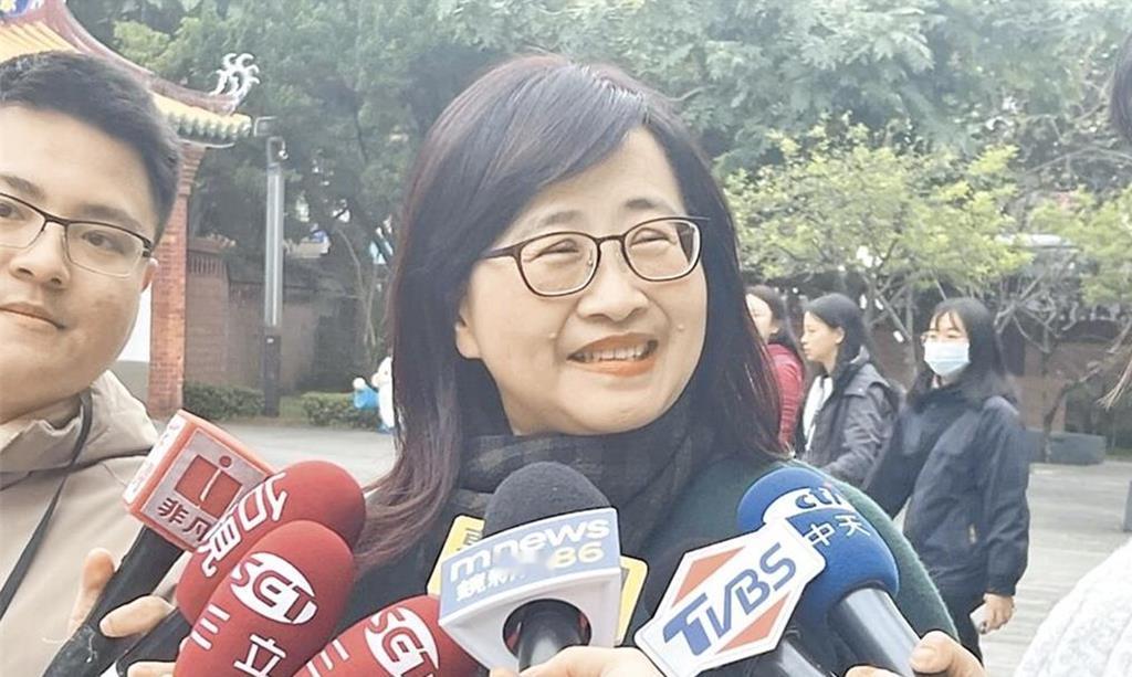 台中市长卢秀燕14日于行政部门会议中，针对台当局恢复一般性补助款以及其他地方补助