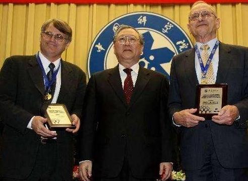 苏联解体后乌克兰顶尖专家投奔中国，不要房子不要钱第一句话竟是“我要入党”！可中国