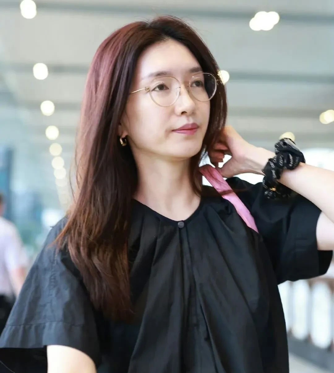 江疏影素颜出现在机场里，没化妆和路人差不多，不过是真的瘦。