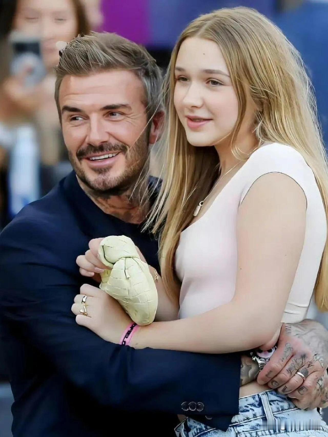 贝克汉姆14岁女儿小七长成大姑娘了看到贝小七的近照，直接被惊到！印象里还是