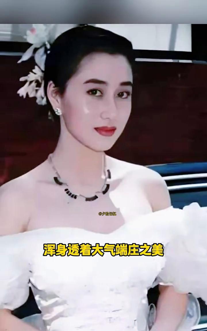 利智太美了。年轻的时候确实是一朵漂亮的花，一双迷人的大眼睛，乌黑亮丽的头发，越看