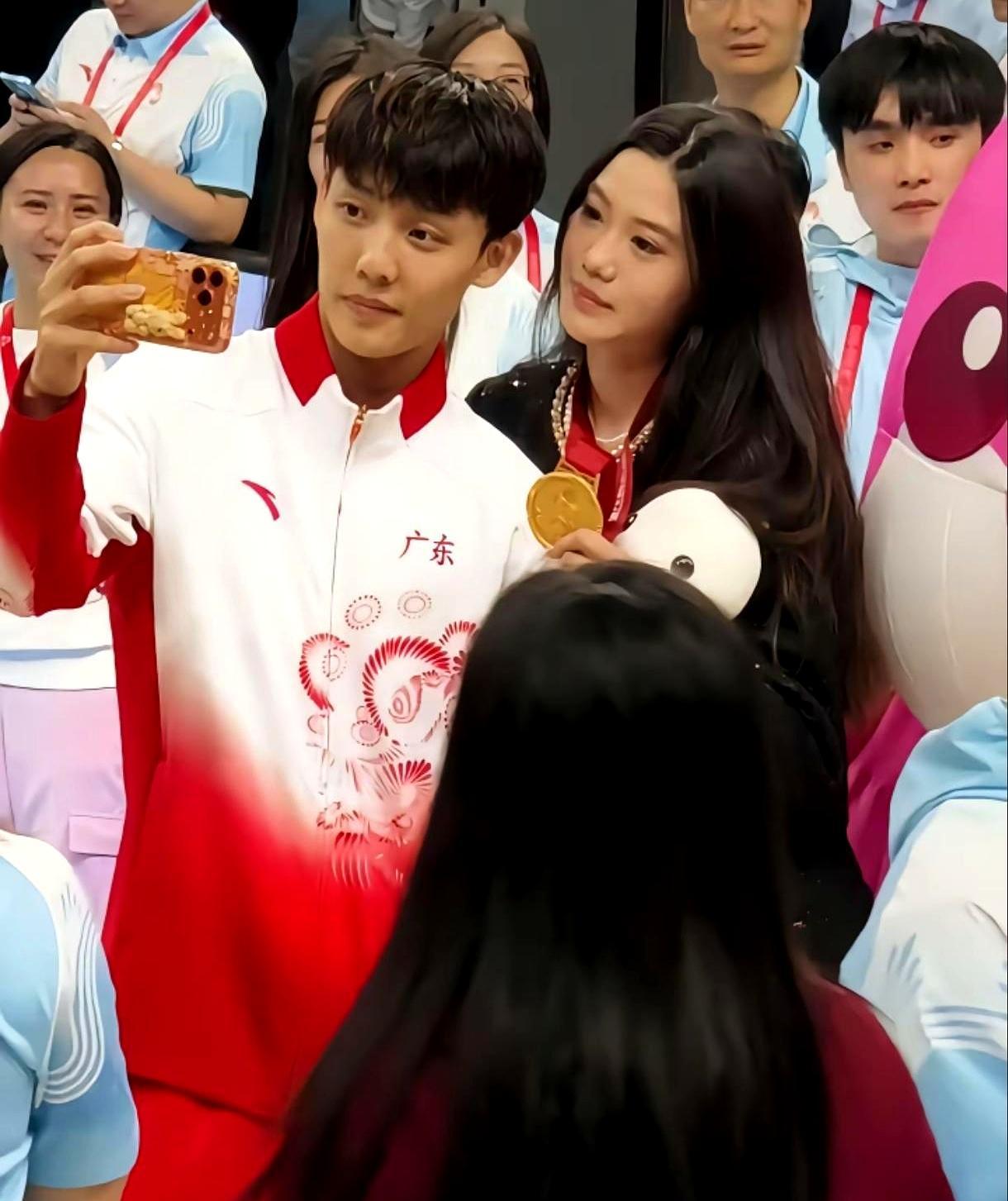 大战前夜，徐杰竟在直播间陪女友带货！1米75的海归学霸，刚毕业就年入6位数