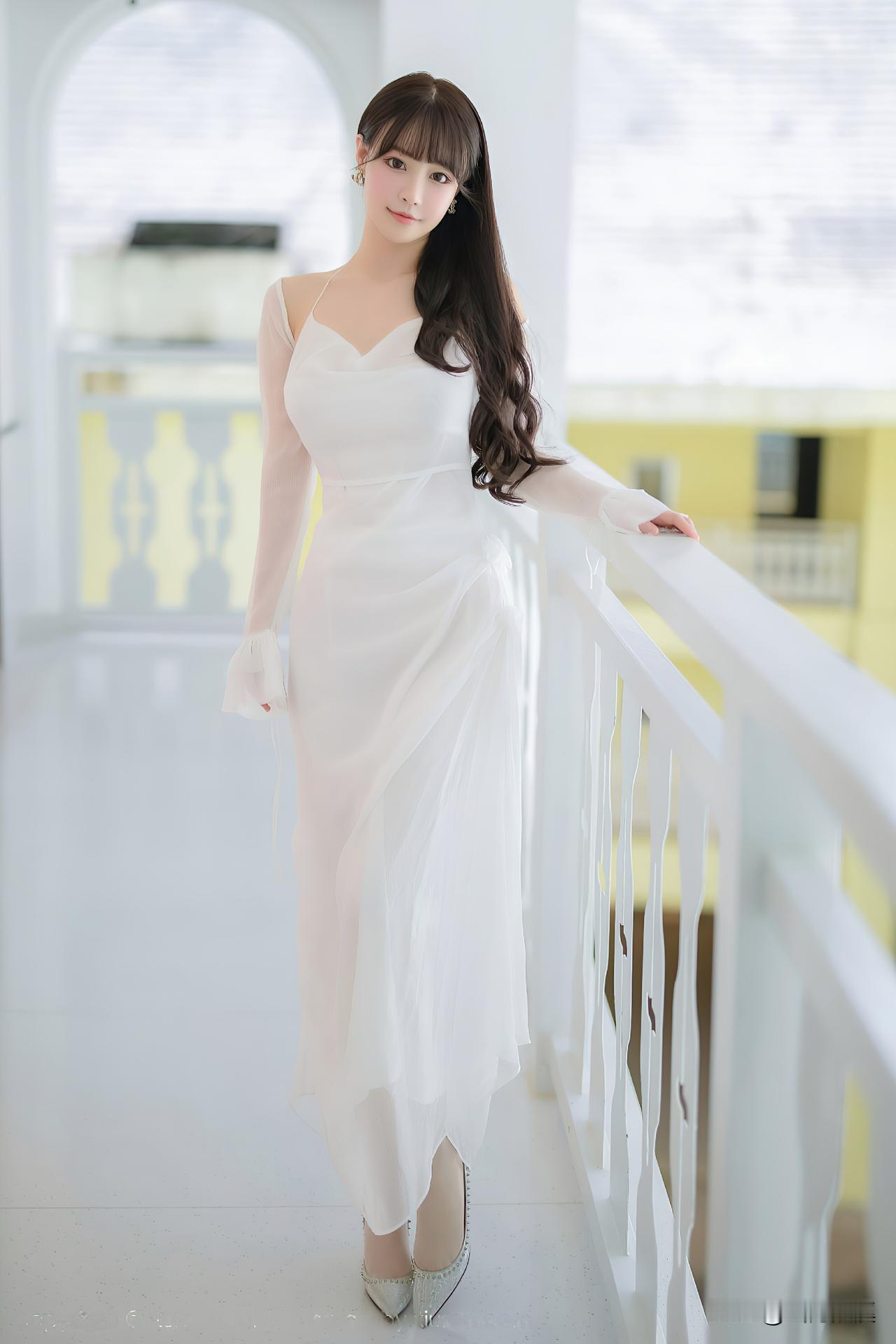 白纱裁雾裹柔光，露背轻牵一缕凉