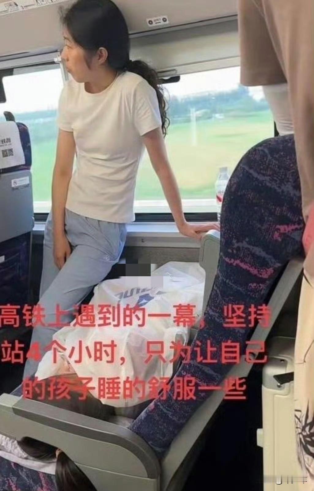 有人说这位妈妈是没苦硬吃！什么孩子这么精贵，不能抱着睡吗？非要一人躺两个位置睡