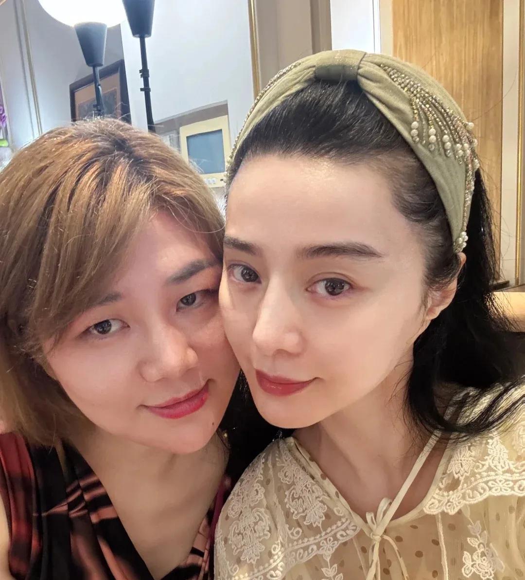 前段时间去洛杉矶留学的杨天真现在已经回到北京了，她放出和范冰冰的合影，并配文：“