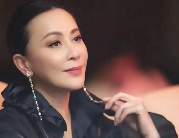 全香港都知道谁绑架了刘嘉玲，可没人敢提名字抓他这帮人。说白了，当年这场轰动全