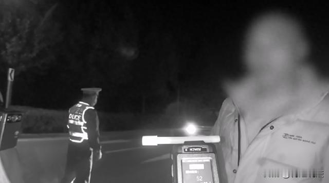 “喝酒了，但是急着开车接女儿看病，这还罚不罚？”河南，相关部门人员在某路口开展酒