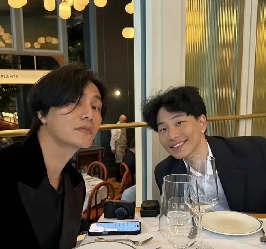 我爸看了陈坤跟陈尊佑的同款照后盯着照片看了3分钟说出来了一句我非常赞同的话