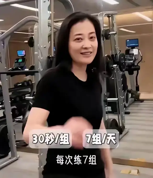 49岁梅婷在健身房被偶遇, 素颜出镜也难掩自然美, 自律女人最漂亮