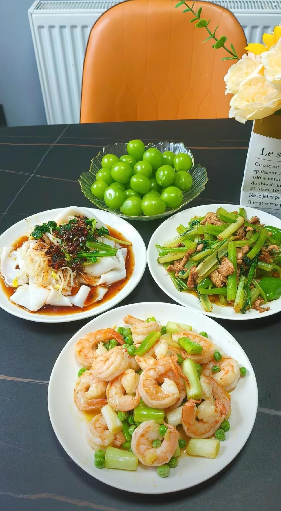 今天陪小姑子去相亲，小姑子眼光一向很高，身边介绍过不少对象，她都始终没动心。