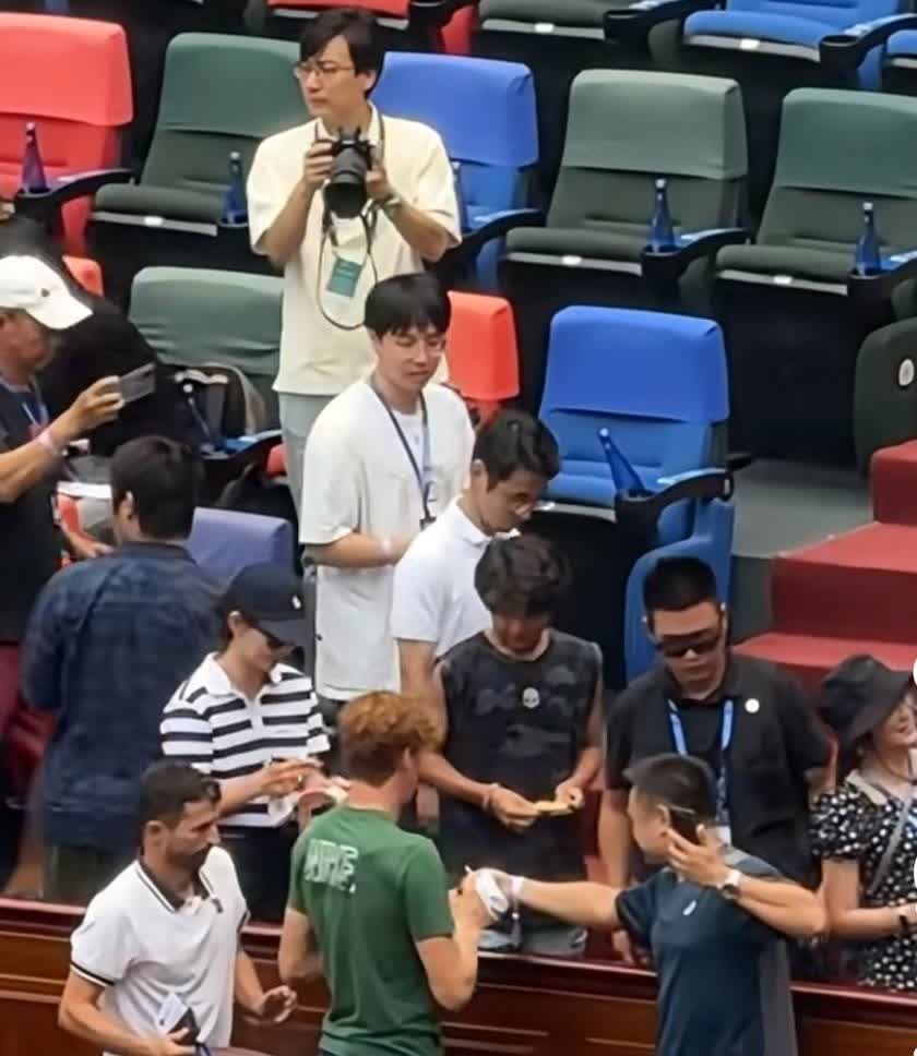 上海大师赛上，辛纳到现场观看谢尔顿和戈芬的比赛，一开始他是在主席台的位置，疑是前