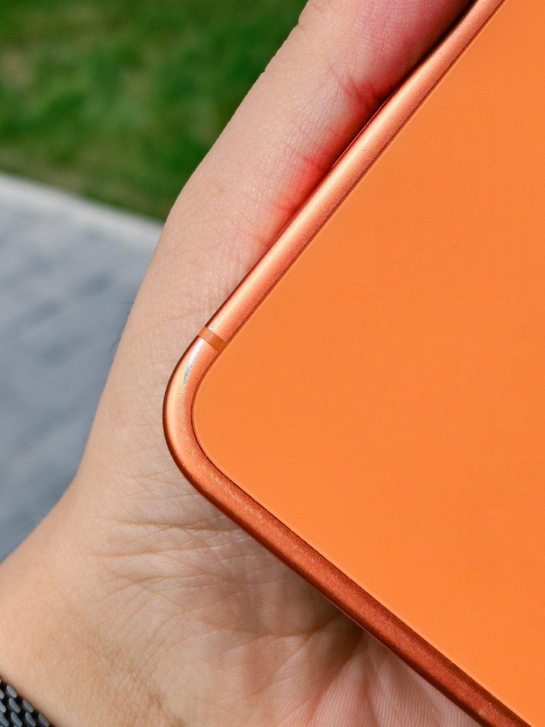如果你们的iPhone18ProMax想不戴壳用，你们参考下裸奔一年的成色～铝合金还是很脆的，做好伤