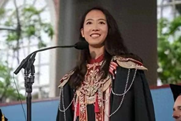 美国不要的，中国也坚决不要！美国哈佛大学毕业典礼上，中国留学生蒋雨融曾经身披中式
