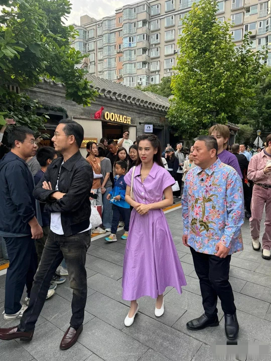 天，紫色也太难驾驭了，不信你看，就连黄圣依这么好的气质穿上都有点灾难现场​​​