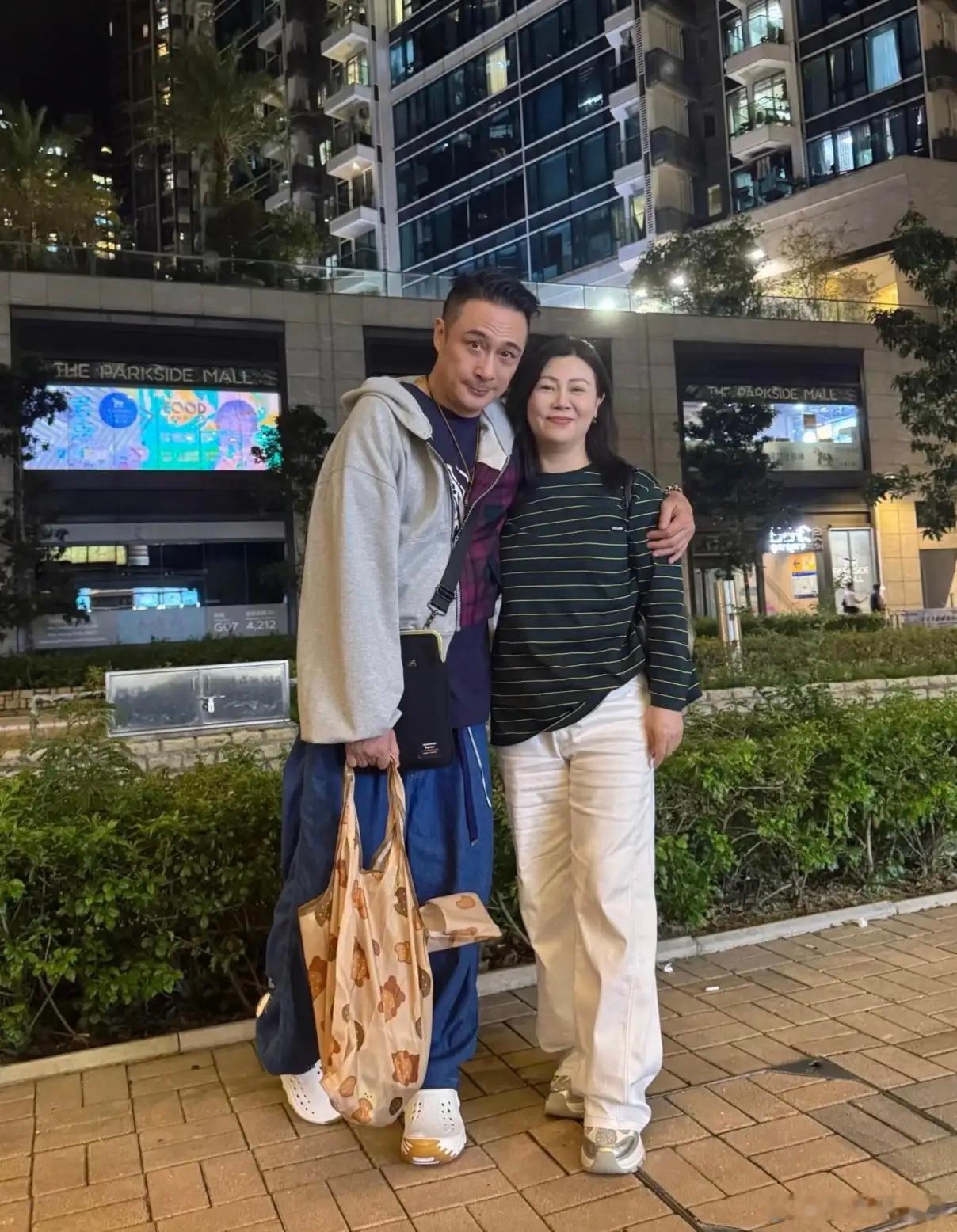 64岁吴镇宇和制片人好友聚餐，他的穿衣打扮年轻时尚，穿着洞洞鞋，梳着大背头，身材