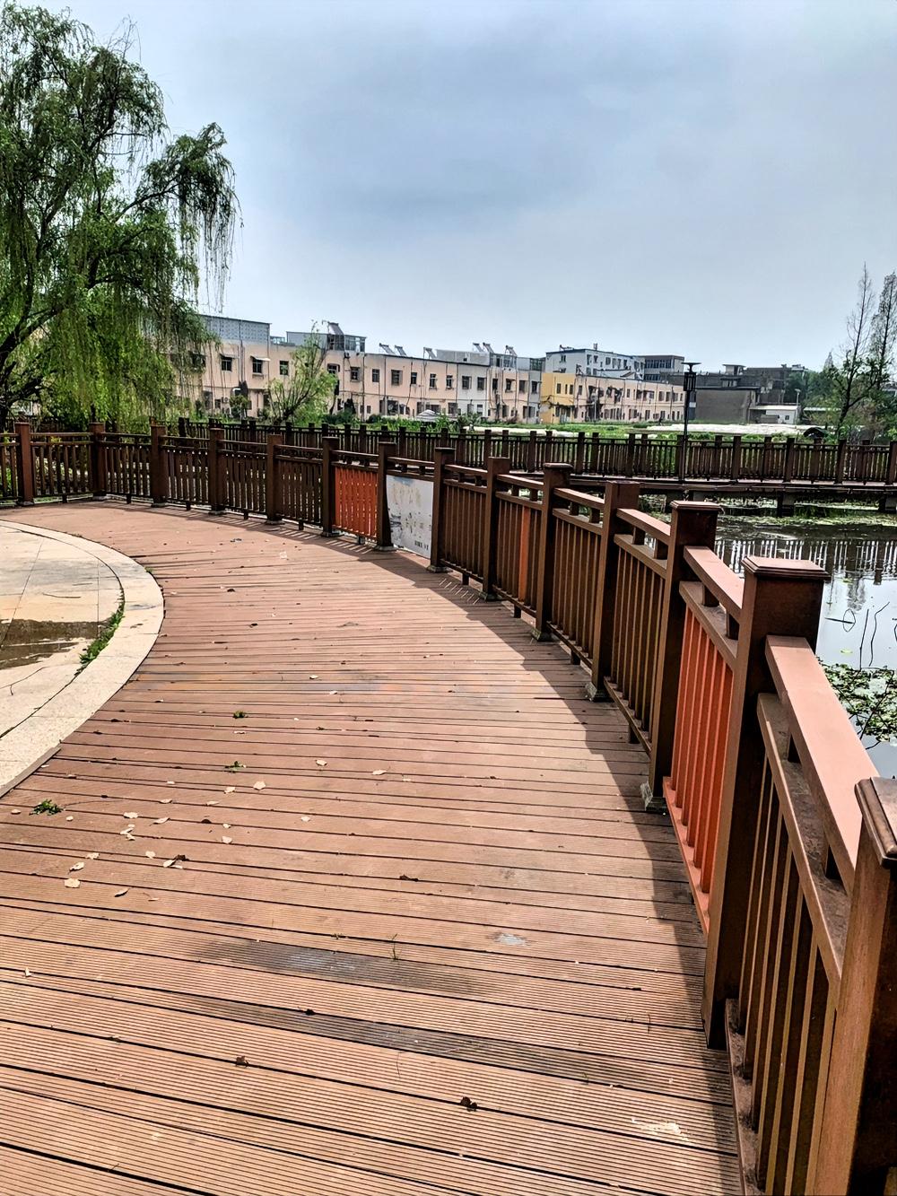 一段婚姻最悲哀就是伤透了孩子幼小的心灵。父母离异后，父亲外出打工，孙子便