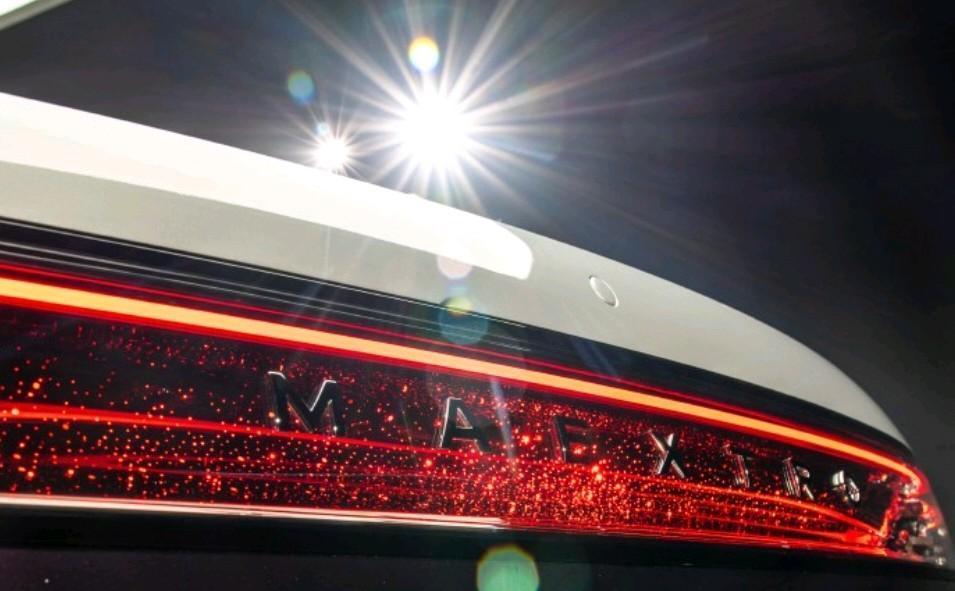 尊界S800在香港香港街头，尊界S800犹如一匹优雅的黑马，悄然穿入闹市，车头