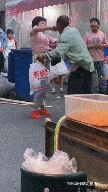 大妈，收手吧！[大笑]