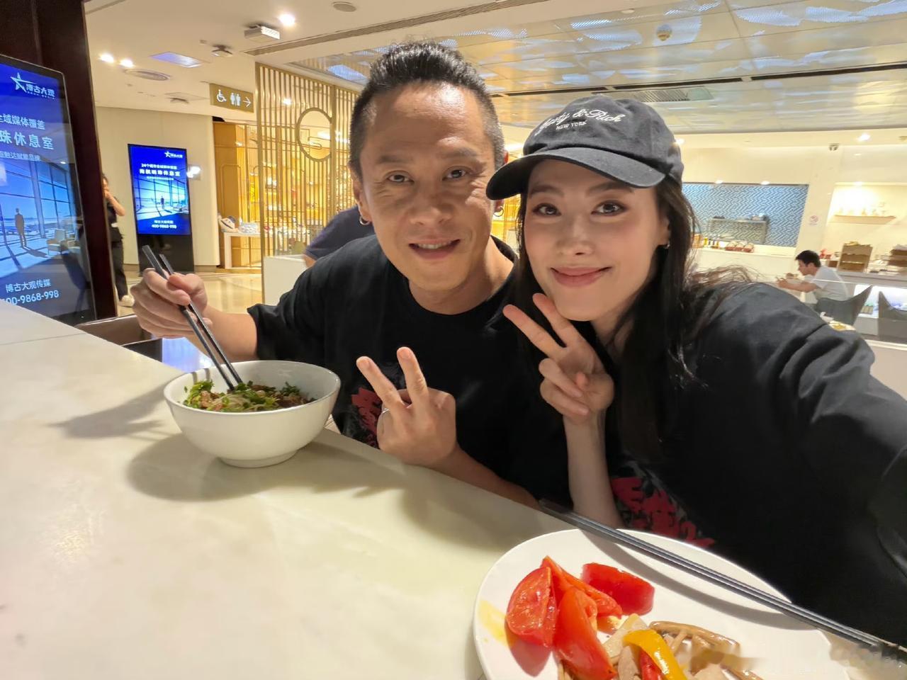 大美女梁洛施，大方晒出与新男友甜蜜合照！今日，梁洛施在社交平台晒出与男友马浴