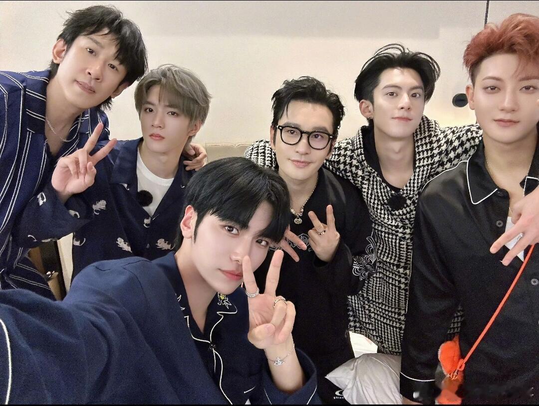 王鹤棣你是我的嘴替吧！直言晓明哥嘟嘴像小猫咪，还毫不客气抹锅灰，晓明哥全程不反驳