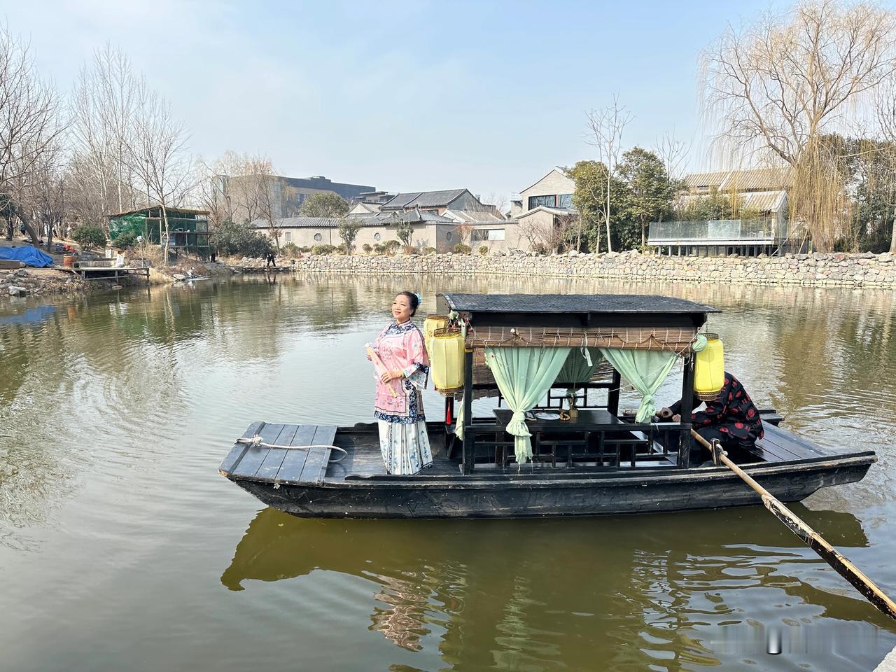 今天我们去同盟古镇玩，中午在一家油炸店吃饭，回来后，几个朋友都感觉胃不舒服！