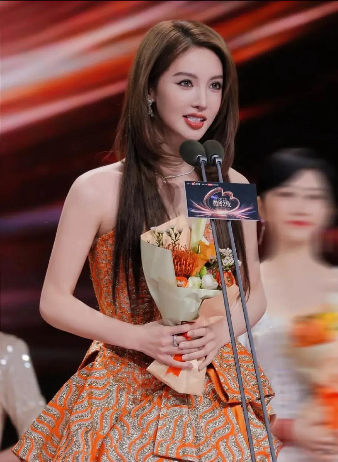 金晨撞脸扬颖，要不是这张歪嘴巴，我还真不敢认这是金晨，相似度90%是有了，尤其是