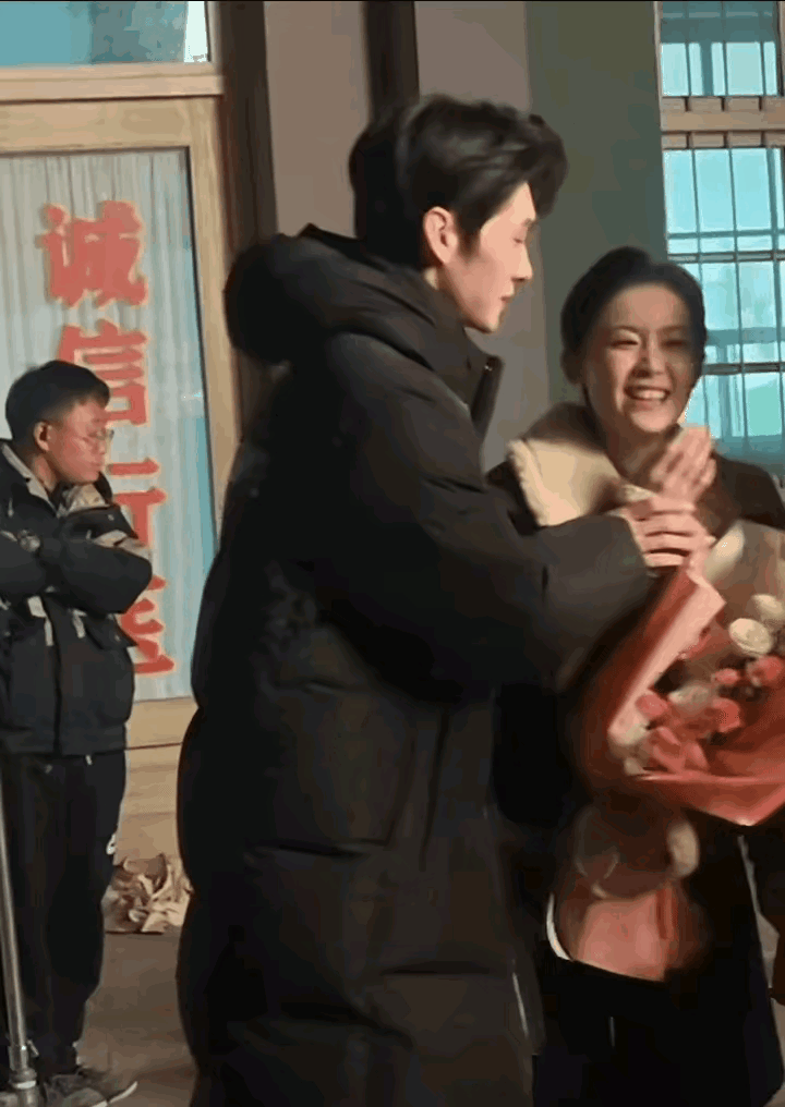 戏都拍完了，这男主还是强行抱了女主，在戏里出不来了，还是故意的王译磊在拍戏杀青