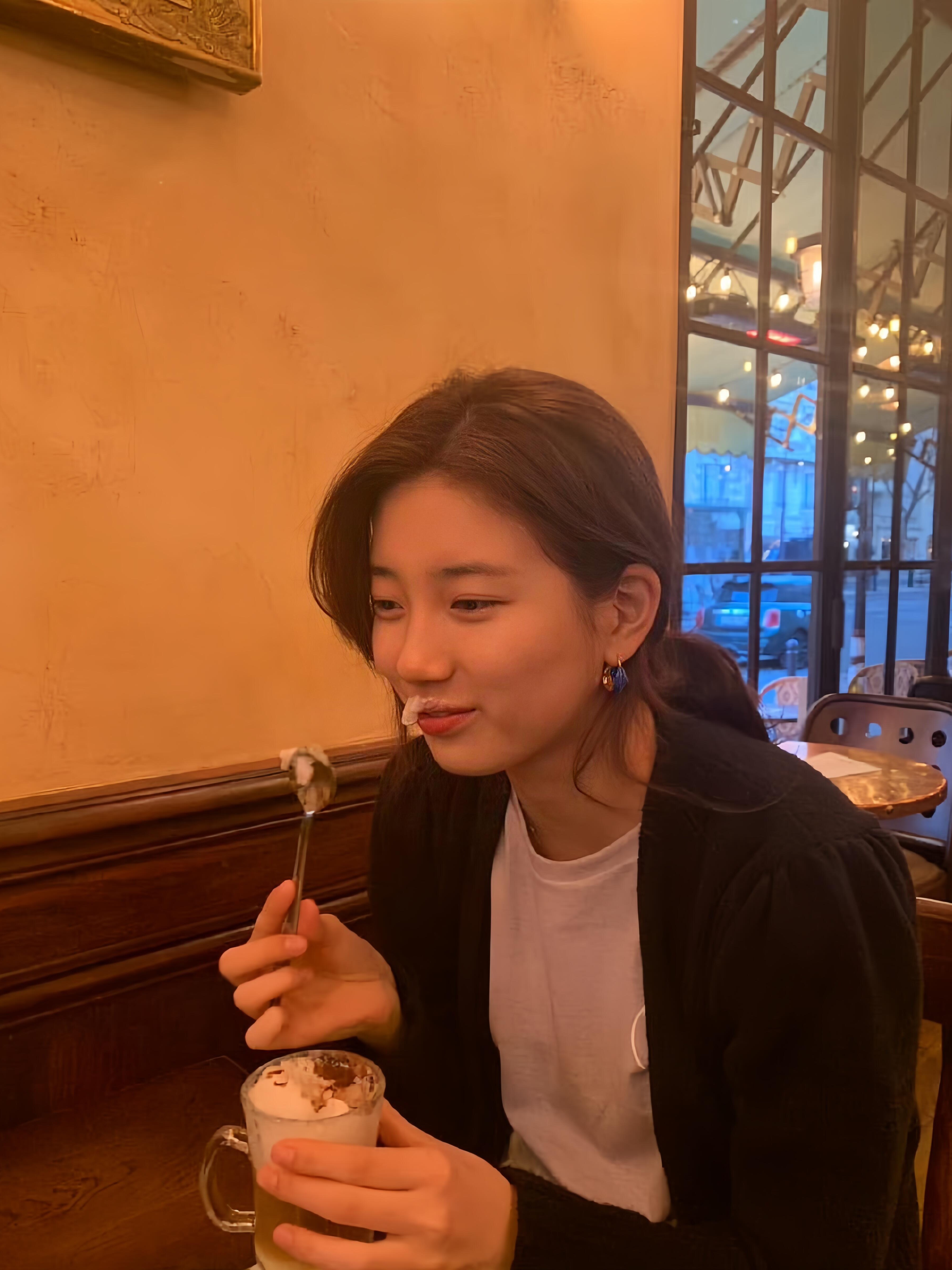 存一波裴秀智生活感餐桌拍照姿势🍹（最喜欢她这种类型，美的不张扬还特别有气质