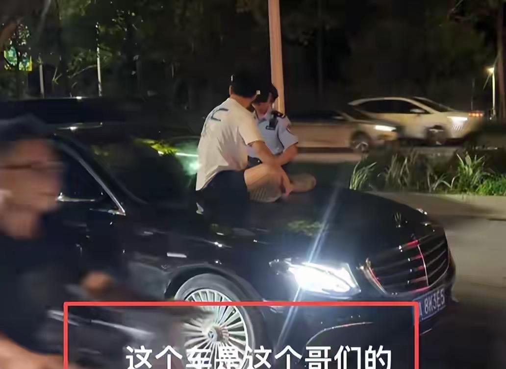 广西南宁，一小伙将自己的奔驰E300借给女友开，岂料，女友开车出去装富婆，勾搭上