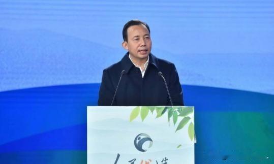 1993年，“包工头”黄德满花3000元接手了一家资不抵债的宾馆，改名维也纳酒店