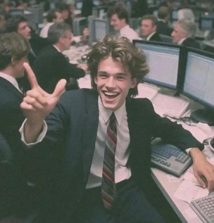 没想到小李子演的电影《华尔街之狼》的原型人物，竟然比小李子本人还帅