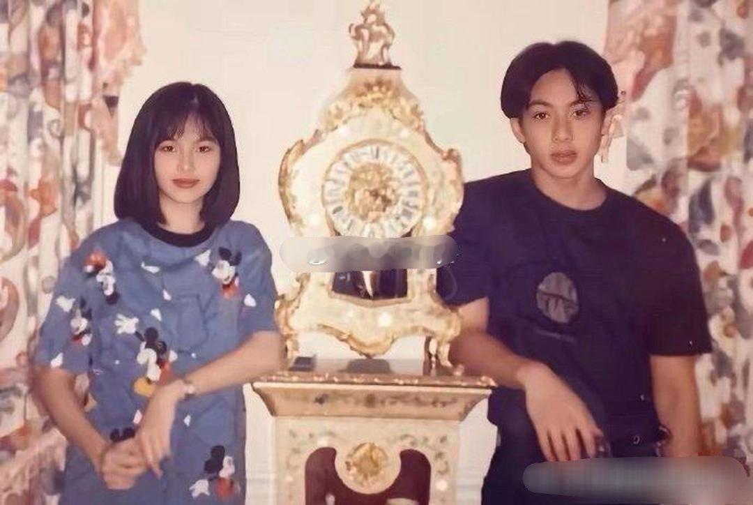 吴尊少年时与太太的合照，初吻发生在她家客厅。林丽莹相貌平平，家庭条件优越。