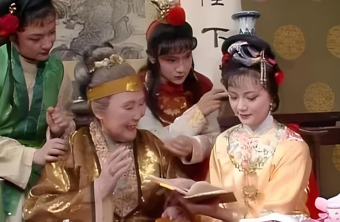 我咋觉得贾母是有意拉拢讨好薛家呢？如果我们尊重原著，细品文本，就会发现，贾母