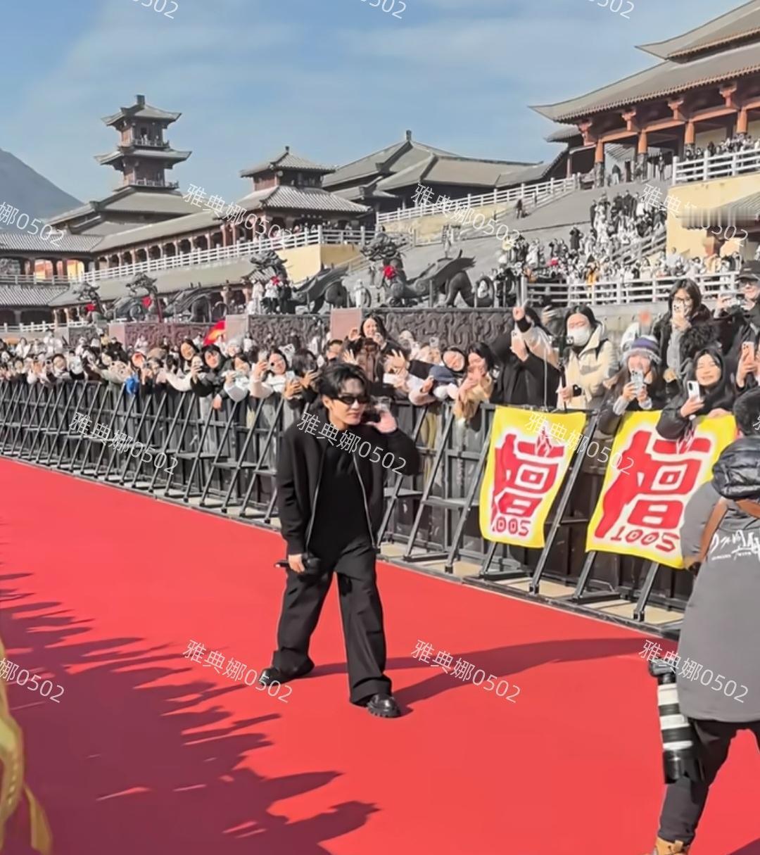 别再用身高嘲他了，3200架无人机为他升空那一刻，檀健次在台上当场泪崩。你以为