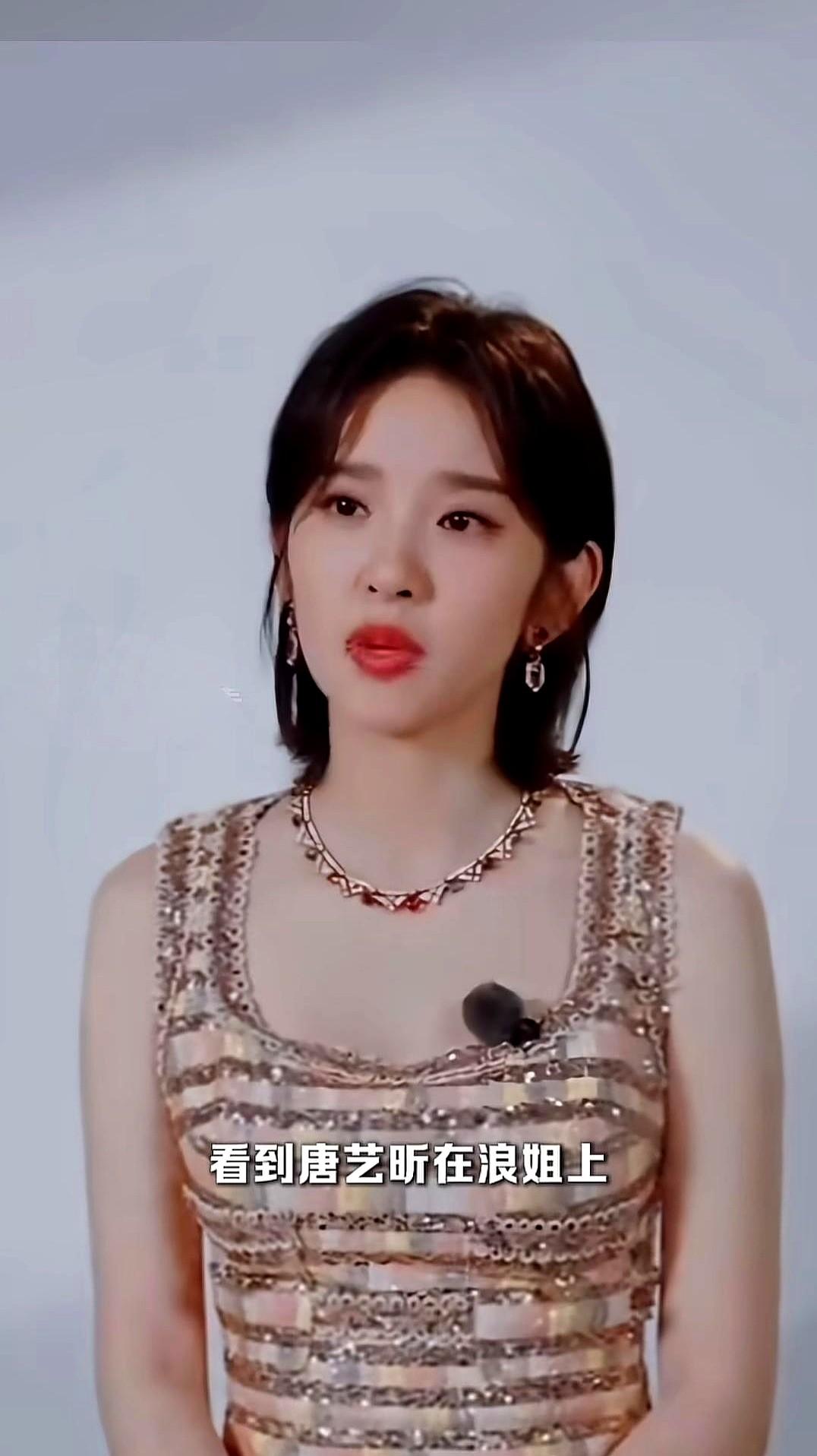 女明星生完孩子，原来也这么难。唐艺昕产后皮肤病，脸上长厚皮，化妆都盖不住，四