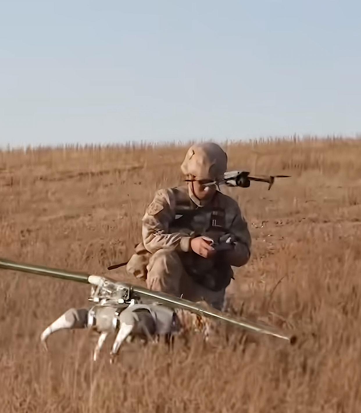 这是真不藏着掖着了！刚刷到央视一个消息，属实吓一跳！我军满仓都是无人作战装备！