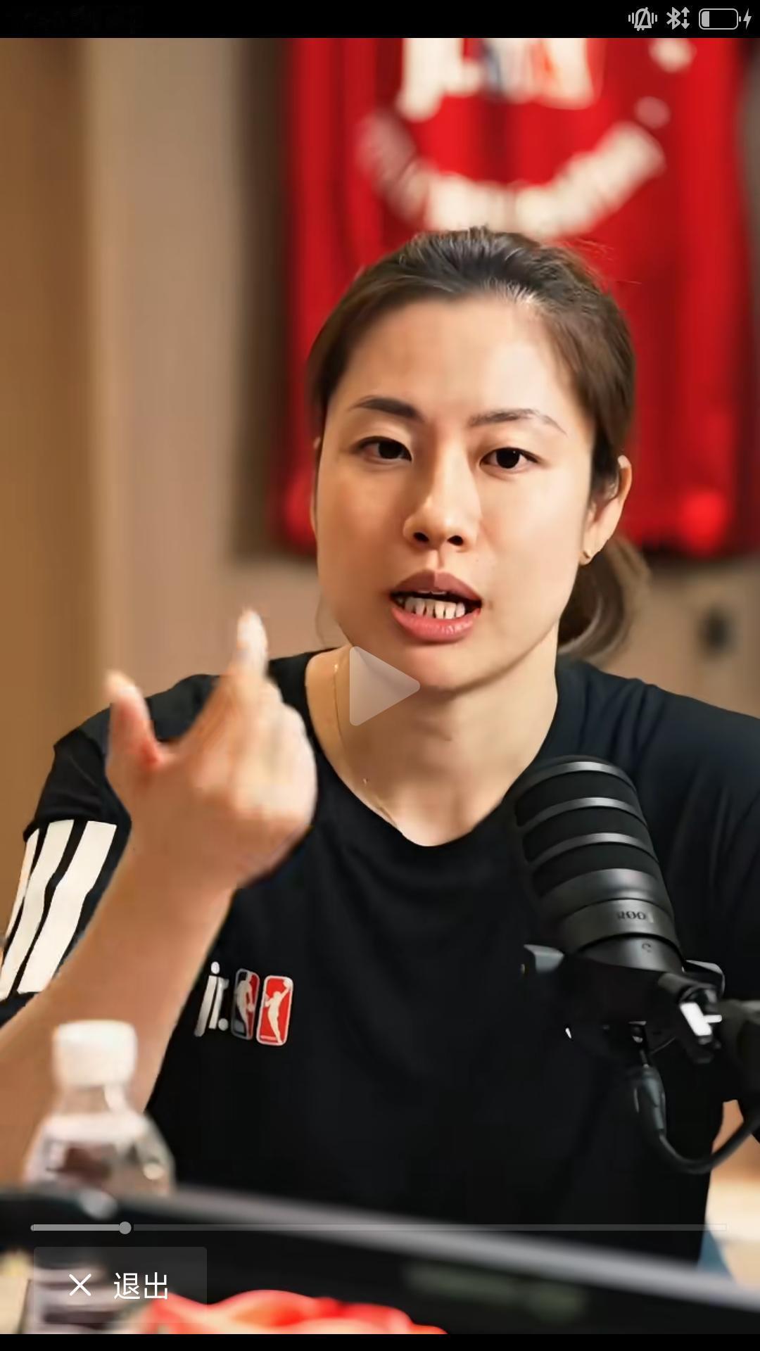 【近日，前中国女篮名将陈晓佳接受媒体采访，谈到新老女篮之间的差距。】陈晓佳说:目