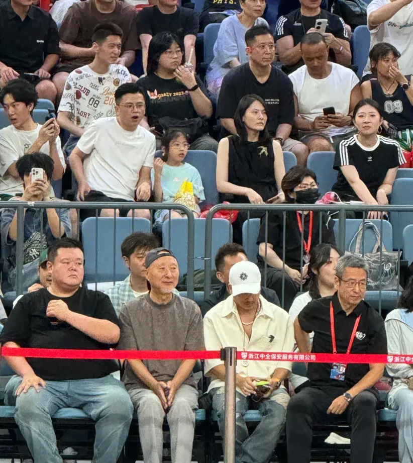 昨晚的姚基金慈善赛，邀请了陈佩斯父子，以及白岩松等明星艺人。座位安排陈佩斯有点