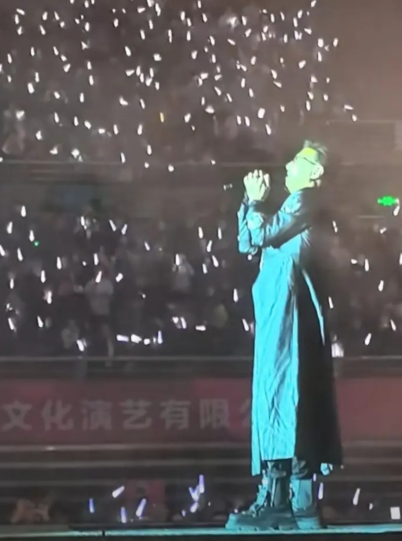 是摇滚老了还是汪峰老了哈尔滨演唱会6000人的场子没坐满票务黄牛拉了不少