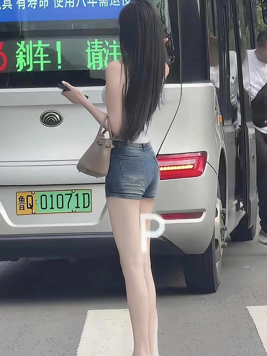 路上看到的，这身材也太好了吧！